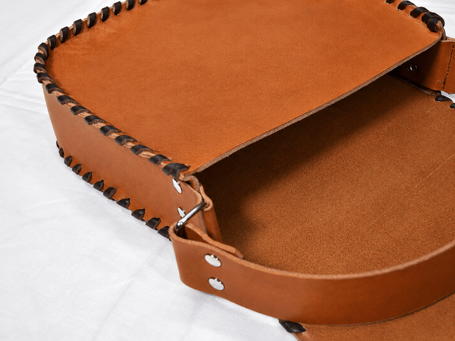 Panttera La Sannicandrese indossata a spalla, borsa in cuoio ispirata alla tradizione del Gargano e realizzata a mano.