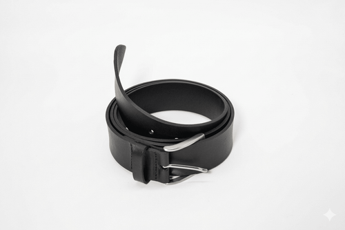 Cintura artigianale in pelle nera realizzata a mano con pelle di alta qualità e finiture eleganti.