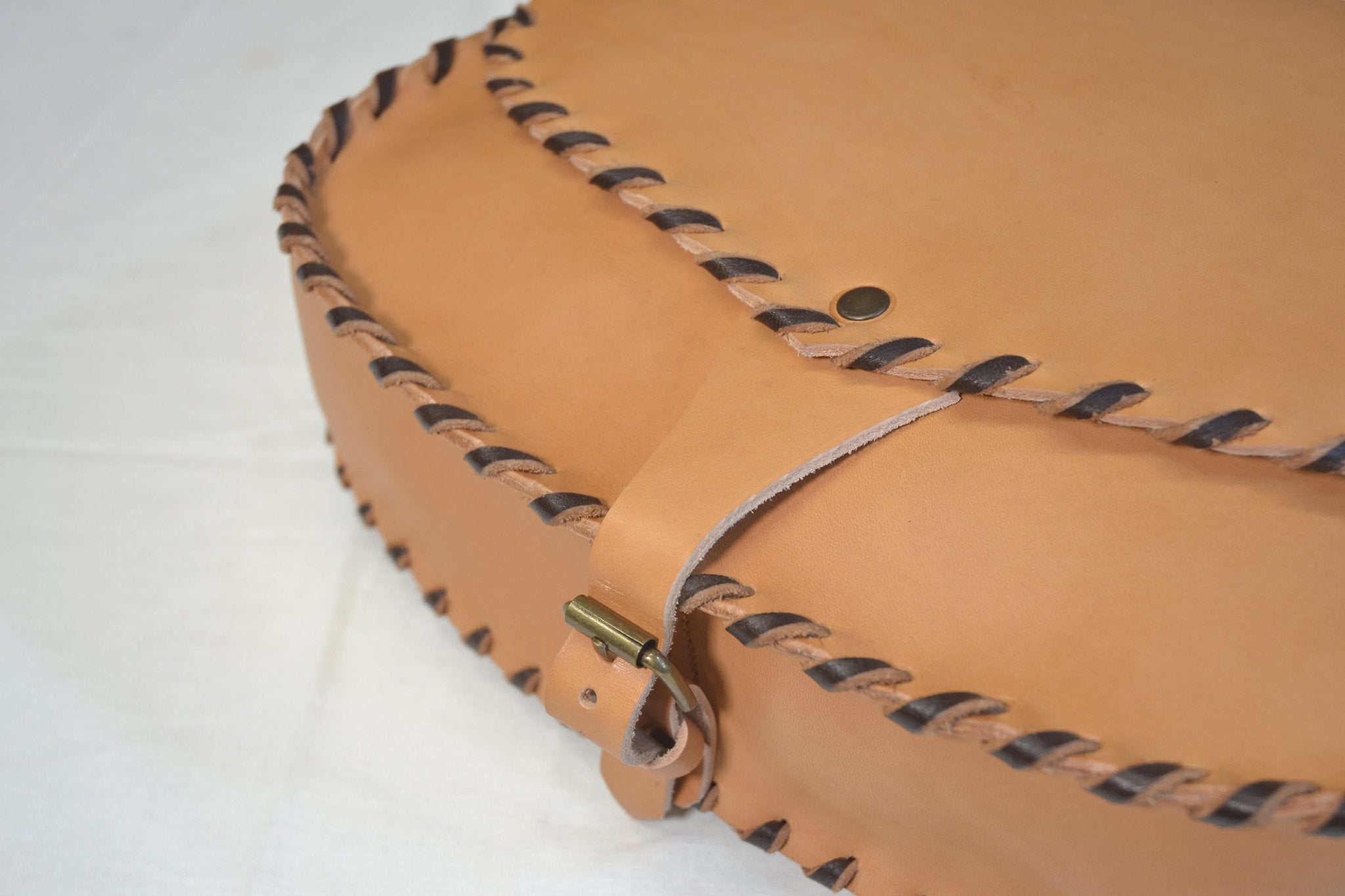 Dettaglio del cuoio naturale da 3,2 mm con venature autentiche e finiture artigianali.