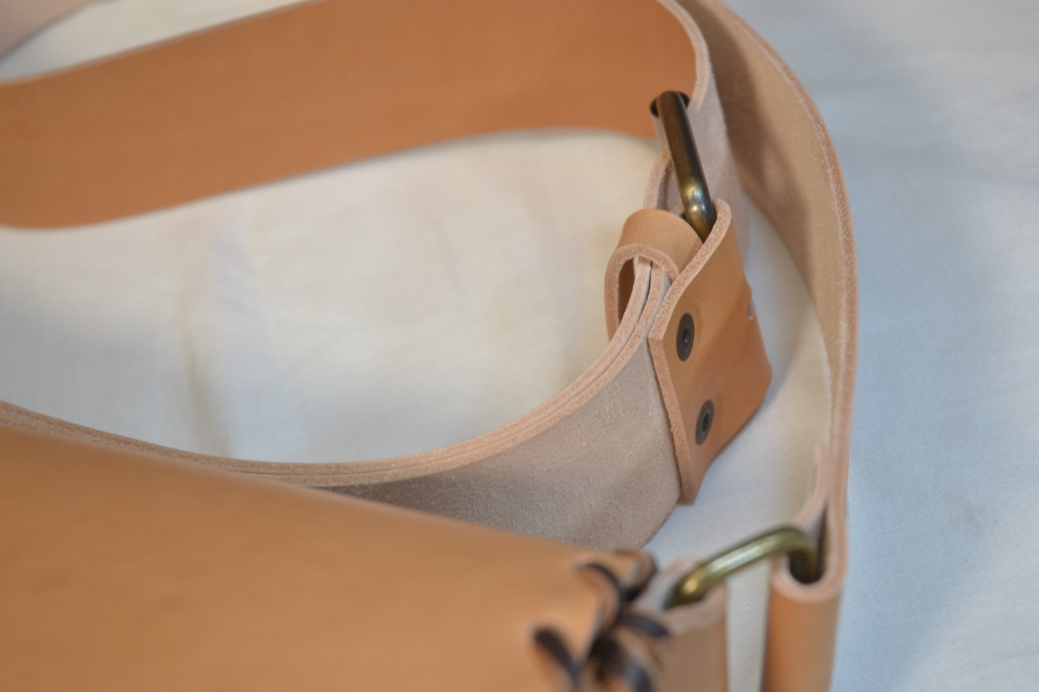 Panttera Naturale indossata a spalla, borsa in cuoio Made in Italy ispirata alla tradizione del Gargano.