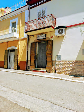 Ingresso del laboratorio artigianale Caruso Calzolaio a Sannicandro Garganico, specializzato nella riparazione e nel restauro di scarpe