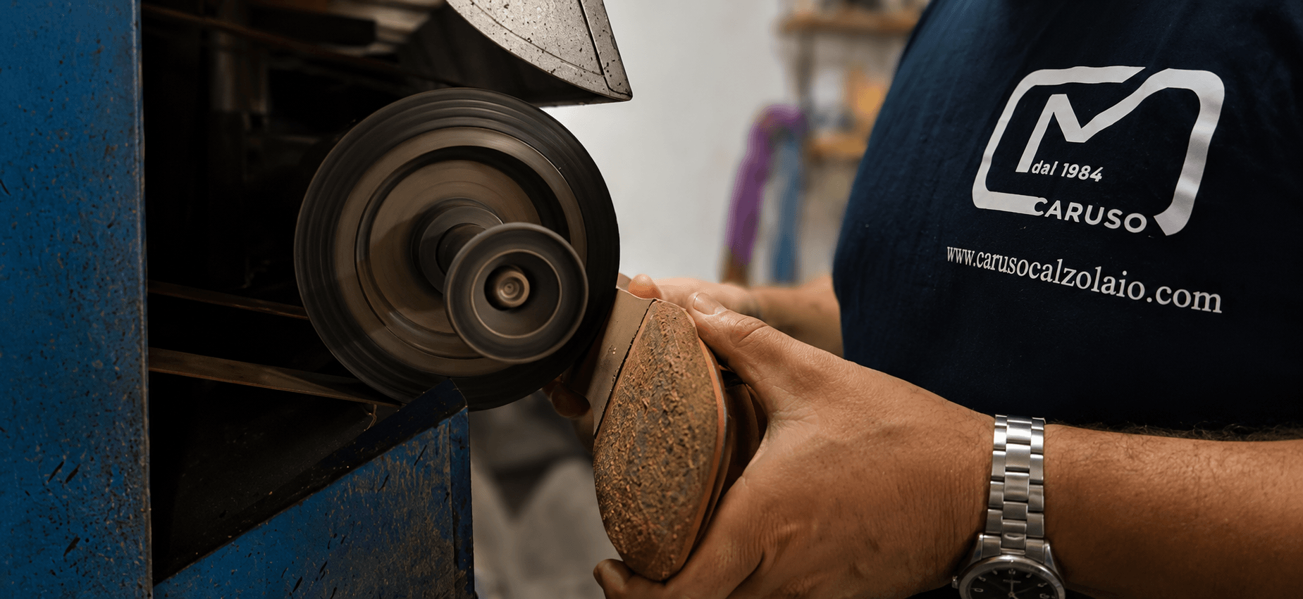 Calzolaio artigiano durante una riparazione di scarpe