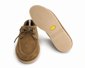 Sostituzione del fondo di scarpe Timberland da barca con lavorazione artigianale per ripristinare comfort, aderenza e resistenza.
